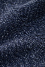 Nahaufnahme des grob gestrickten Fedeli Cashmere Rollkragenpullovers 'Derby' dunkelblau meliert mit weichem Griff, Slim Fit und flexiblem Rippbündchen.
