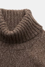 Nahaufnahme des anliegenden Rollkragens vom Fedeli Cashmere Rollkragenpullover 'Derby' graubraun meliert mit grobem Strickbild, Slim Fit, weichem Griff und flexiblen Rippbündchen, fotografiert aus der Vogelperspektive.