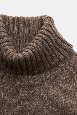Nahaufnahme des anliegenden Rollkragens vom Fedeli Cashmere Rollkragenpullover 'Derby' graubraun meliert mit grobem Strickbild, Slim Fit, weichem Griff und flexiblen Rippbündchen, fotografiert aus der Vogelperspektive.