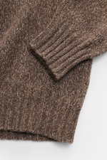 Nahaufnahme des Fedeli Cashmere Rollkragenpullovers 'Derby' graubraun meliert von oben, grobes Strickbild, weicher Griff, Slim Fit, anliegender Rollkragen, flexible Rippbündchen.