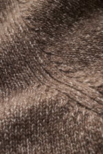 Nahaufnahme aus seitlicher Perspektive des grob gestrickten Fedeli Cashmere Rollkragenpullovers 'Derby' graubraun meliert mit weichem Griff, Slim Fit, anliegendem Rollkragen und flexiblen Rippbündchen, ideal für klassisch-stilvollen Freizeitlook in der ka