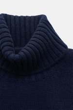 Fedeli Cashmere Rollkragenpullover 'Derby' navy, Detailaufnahme von oben, softer, voluminöser Griff, reiner Cashmere, Regular Fit, mittelfeines Strickbild, Rollkragen, Rippbündchen.