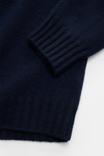 Nahaufnahme des Fedeli Cashmere Rollkragenpullover 'Derby' navy von oben mit weichem, voluminösem Strick und komfortablem Rippbündchen.