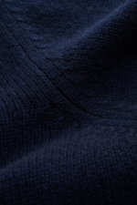 Nahaufnahme des Fedeli Cashmere Rollkragenpullovers 'Derby' navy in softer, voluminöser Cashmere-Qualität, mittelfeines Strickbild, aus seitlicher Perspektive sichtbar.