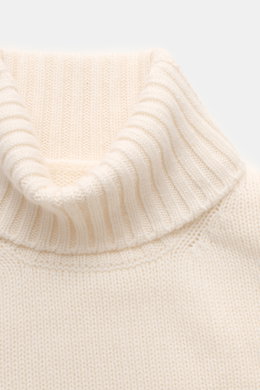 Fedeli Cashmere Rollkragenpullover 'Derby' offwhite, Detailansicht von oben, weicher, voluminöser Griff, mittelfeines Strickbild, Rollkragen, Rippbündchen, Regular Fit, reiner Cashmere.