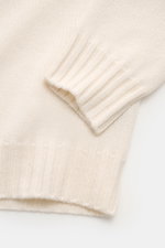 Nahaufnahme des Offwhite Fedeli Cashmere Rollkragenpullovers 'Derby' mit mittelfeinem Strickbild, voluminösem Griff, Rippbündchen, Regular Fit und Rollkragen.