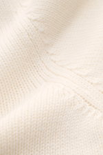 Nahaufnahme des soften, voluminösen Strickmusters vom Fedeli Cashmere Rollkragenpullover 'Derby' offwhite, mittelfeines Strickbild, Rippbündchen sichtbar.