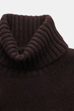 Fedeli Cashmere Rollkragenpullover 'Derby' dunkelbraun von oben fotografiert, weicher voluminöser Griff, mittelfeines Strickbild, Regular Fit, Rollkragen, Rippbündchen.