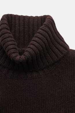 Fedeli Cashmere Rollkragenpullover 'Derby' dunkelbraun von oben fotografiert, weicher voluminöser Griff, mittelfeines Strickbild, Regular Fit, Rollkragen, Rippbündchen.