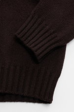 Fedeli Cashmere Rollkragenpullover 'Derby' dunkelbraun, Detailaufnahme der Rippbündchen und mittelfeinen Strickstruktur aus weichem, voluminösem Kaschmir, von oben fotografiert.