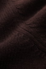 Nahaufnahme des Fedeli Cashmere Rollkragenpullovers "Derby" dunkelbraun, weicher, voluminöser Griff, mittelfeines Strickbild, Regular Fit, Rollkragen, Rippbündchen, reine Cashmere-Qualität, gediegen und langlebig für die kühle Jahreszeit.