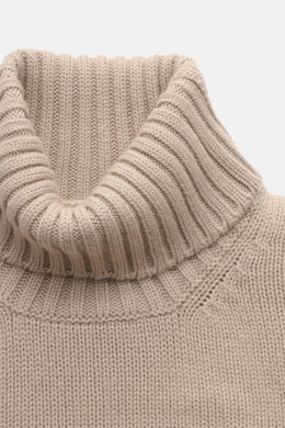 Fedeli Cashmere Rollkragenpullover 'Derby' taupe, Detailaufnahme von oben, softer, voluminöser Rollkragen, reiner Cashmere, mittelfeines Strickbild, Regular Fit.