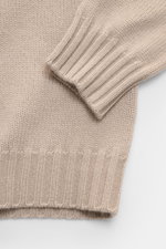 Fedeli Cashmere Rollkragenpullover 'Derby' taupe, Detailaufnahme von Ärmel und Bund mit weichem, voluminösem Strick und Rippbündchen.