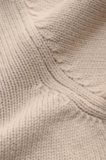 Nahaufnahme des Fedeli Cashmere Rollkragenpullovers 'Derby' taupe, mittelfeines Strickbild, softer voluminöser Griff, Regular Fit, Rollkragen, Rippbündchen.