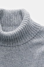 Fedeli Cashmere Rollkragenpullover 'Derby Saddler' grau meliert, Nahaufnahme von oben, weicher Griff, feines Strickbild, Slim Fit, anliegender Rollkragen, flexible Rippbündchen, reiner Cashmere.