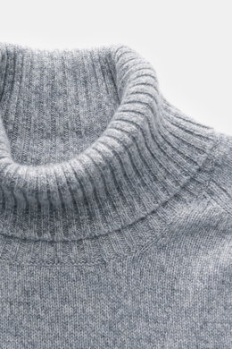 Fedeli Cashmere Rollkragenpullover 'Derby Saddler' grau meliert, Nahaufnahme von oben, weicher Griff, feines Strickbild, Slim Fit, anliegender Rollkragen, flexible Rippbündchen, reiner Cashmere.