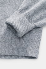 Fedeli Cashmere Rollkragenpullover 'Derby Saddler' grau meliert, Detailansicht von Ärmelsaum und feinem Strickbild, Slim Fit, weicher Griff, reine Cashmerequalität.