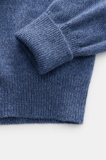 Fedeli Cashmere Rollkragenpullover 'Derby Saddler' dunkelblau meliert, Nahaufnahme von Ärmel und Saum, reiner Cashmere, weicher Griff, feines Strickbild, Slim Fit, anliegender Rollkragen, flexible Rippbündchen.