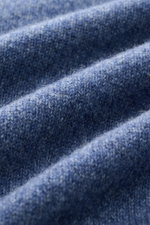 Nahaufnahme aus schräger Perspektive des weichen, fein gestrickten Fedeli Cashmere Rollkragenpullovers 'Derby Saddler' dunkelblau meliert mit Slim Fit, anliegendem Rollkragen und flexiblen Rippbündchen, gefertigt aus reinem Cashmere für einen klassisch-st