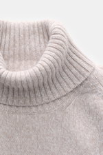 Fedeli Cashmere Rollkragenpullover 'Derby Saddler' beige meliert, Detailansicht von oben, reiner Cashmere, weicher Griff, feines Strickbild, Slim Fit, anliegender Rollkragen, flexible Rippbündchen.