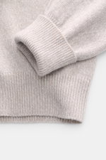 Fedeli Cashmere Rollkragenpullover 'Derby Saddler' beige meliert, Detailaufnahme von Ärmel und Bündchen, weicher Griff, feines Strickbild.