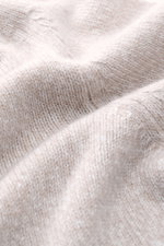 Nahaufnahme des feinen Strickbilds vom Fedeli Cashmere Rollkragenpullover 'Derby Saddler' beige meliert, weicher Griff, Slim Fit, flexible Rippbündchen, anliegender Rollkragen, reiner Cashmere.