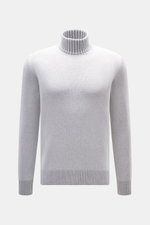 Front view of Gran Sasso Cashmere turtleneck sweater light blue mélange, pure cashmere, very soft feel, medium-fine knit pattern, regular fit, fitted turtleneck, comfortable ribbed cuffs.