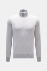 Front view of Gran Sasso Cashmere turtleneck sweater light blue mélange, pure cashmere, very soft feel, medium-fine knit pattern, regular fit, fitted turtleneck, comfortable ribbed cuffs.