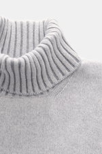 Close-up front view of the Gran Sasso Cashmere turtleneck sweater light blue mélange showing a fitted turtleneck with medium-fine knit pattern, pure cashmere, very soft feel, regular fit, and comfortable ribbed cuffs.