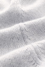 Gran Sasso Cashmere turtleneck sweater light blue mélange shown in close-up from above, pure cashmere, very soft feel, medium-fine knit pattern, regular fit, fitted turtleneck, comfortable ribbed cuffs.