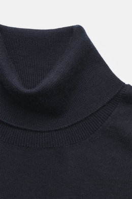 Gran Sasso Fine knit turtleneck sweater navy shown from a close-up front angle, featuring a fitted turtleneck, regular fit, very fine knit pattern, soft touch, mix of virgin wool, cashmere, silk, and fine elastic ribbed cuffs.