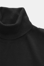 Gran Sasso Feinstrick-Rollkragenpullover schwarz aus Schurwolle, Cashmere, Seide, softer Griff, feines Strickbild, Regular Fit, Rollkragen, elastische Rippbündchen, Nahaufnahme von oben.