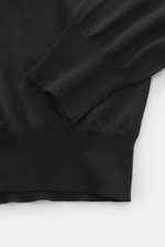 Gran Sasso Feinstrick-Rollkragenpullover schwarz, Detailansicht von oben, Mix aus Schurwolle, Cashmere, Seide, softer Griff, feines Strickbild, Regular Fit, anliegender Rollkragen, elastische Rippbündchen.
