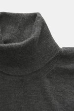 Gran Sasso Feinstrick-Rollkragenpullover dunkelgrau meliert, Nahaufnahme von oben, Mix aus Schurwolle, Cashmere, Seide, softer Griff, feines Strickbild, Regular Fit, anliegender Rollkragen, elastische Rippbündchen.