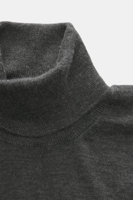Gran Sasso Feinstrick-Rollkragenpullover dunkelgrau meliert, Nahaufnahme von oben, Mix aus Schurwolle, Cashmere, Seide, softer Griff, feines Strickbild, Regular Fit, anliegender Rollkragen, elastische Rippbündchen.