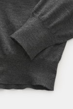 Gran Sasso Feinstrick-Rollkragenpullover dunkelgrau meliert, Detailaufnahme von oben, Mix aus Schurwolle, Cashmere, Seide, softer Griff, feines Strickbild, Regular Fit, anliegender Rollkragen, elastische Rippbündchen.