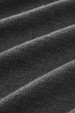 Nahaufnahme des Gran Sasso Feinstrick-Rollkragenpullovers dunkelgrau meliert, zeigt feines Strickbild, weichen Griff, Regular Fit, anliegenden Rollkragen, elastische Rippbündchen, Mix aus Schurwolle, Cashmere und Seide.