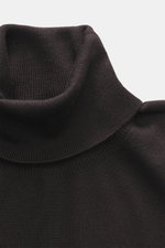 Gran Sasso Feinstrick-Rollkragenpullover dunkelbraun, Nahaufnahme von oben, Mix aus Schurwolle, Cashmere, Seide, softer Griff, feines Strickbild, Regular Fit, anliegender Rollkragen, elastische Rippbündchen.