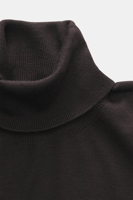 Gran Sasso Feinstrick-Rollkragenpullover dunkelbraun, Nahaufnahme von oben, Mix aus Schurwolle, Cashmere, Seide, softer Griff, feines Strickbild, Regular Fit, anliegender Rollkragen, elastische Rippbündchen.