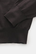 Nahaufnahme von Ärmel und Saum des Gran Sasso Feinstrick-Rollkragenpullovers dunkelbraun, Regular Fit, Mix aus Schurwolle, Cashmere, Seide, soft, sehr feines Strickbild, anliegender Rollkragen, feine elastische Rippbündchen.