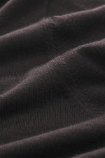 Gran Sasso Feinstrick-Rollkragenpullover dunkelbraun Nahaufnahme aus schräger Perspektive, Mix aus Schurwolle, Cashmere, Seide, softer Griff, feines Strickbild, Regular Fit, Rollkragen, elastische Rippbündchen.
