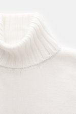 Close-up front view of B.F. Knitwear Merino turtleneck jumper off-white, highlighting pure merino wool, soft feel, semi chunky knit, slim fit, ribbed turtleneck, flexible ribbed bands.