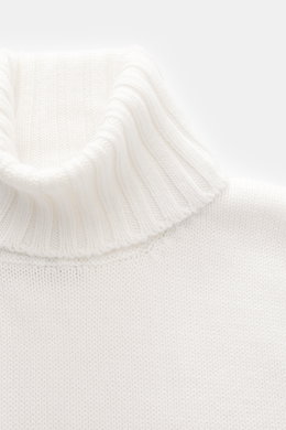 Close-up front view of B.F. Knitwear Merino turtleneck jumper off-white, highlighting pure merino wool, soft feel, semi chunky knit, slim fit, ribbed turtleneck, flexible ribbed bands.