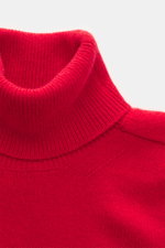 Close-up front view of the B.F. Knitwear Cashmere Turtleneck Sweater red showing a softly knitted, pure cashmere slim fit with fitted turtleneck and elastic rib-knit cuffs.