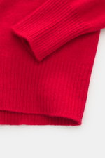 Close-up image of the sleeve and cuff of the B.F. Knitwear Cashmere Turtleneck Sweater red, photographed from a top-down angle. Autumnal cashmere by the knitting expert B.F. KNITWEAR: This softly knitted turtleneck sweater is the perfect addition to your 