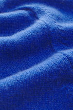 Close-up, angled view of the soft, medium-fine knit pattern of the B.F. Knitwear Cashmere Turtleneck Sweater blue, showcasing pure cashmere texture and elastic rib-knit cuffs. Autumnal cashmere by the knitting expert B.F. KNITWEAR: This softly knitted tur