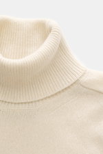 Close-up front-side view of B.F. Knitwear Cashmere Turtleneck Sweater cream showing soft pure cashmere, medium-fine knit, slim fit, fitted turtleneck, elastic rib-knit cuffs, perfect for autumn, made in Italy.