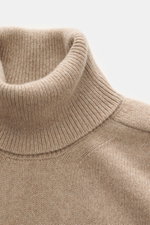 Close-up front view of the B.F. Knitwear Cashmere Turtleneck Sweater beige, showing the softly knitted, medium-fine knit, fitted turtleneck and elastic rib-knit cuffs.

Description: <p>Autumnal cashmere by the knitting expert B.F. KNITWEAR: This softly kn
