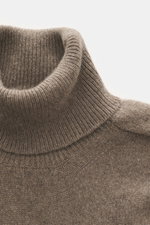Close-up front view of B.F. Knitwear Cashmere Turtleneck Sweater taupe melange showing soft pure cashmere, medium-fine knit, fitted turtleneck, and elastic rib-knit cuffs. Autumnal cashmere by the knitting expert B.F. KNITWEAR: This softly knitted turtlen