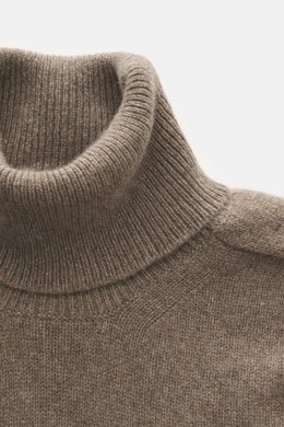 Close-up front view of B.F. Knitwear Cashmere Turtleneck Sweater taupe melange showing soft pure cashmere, medium-fine knit, fitted turtleneck, and elastic rib-knit cuffs. Autumnal cashmere by the knitting expert B.F. KNITWEAR: This softly knitted turtlen
